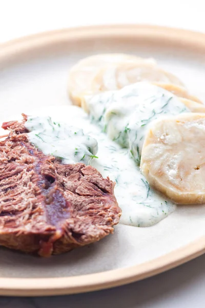 牛の肉にディルソースと餃子 — ストック写真