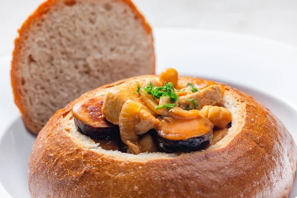 Ensopado Com Carne Porco Grão Bico Linguiça Pão — Fotografia de Stock