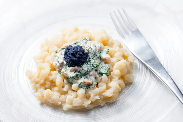 Halusky Lososem Koprovou Omáčkou Podávané Černým Kaviárem — Stock fotografie