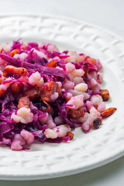 Halusky Com Bacon Repolho Vermelho — Fotografia de Stock