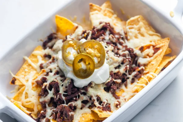 Nachos Com Carne Vaca Picada Queijo Servido Com Chantilly Jalapenos — Fotografia de Stock