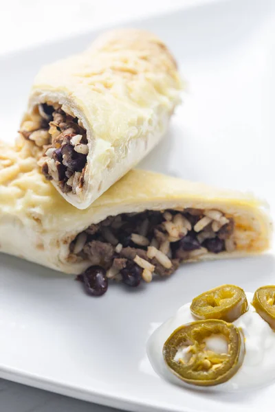 Hovězí Burrito Rýží Fazolemi Podávané Šlehačkou Jalapenos — Stock fotografie