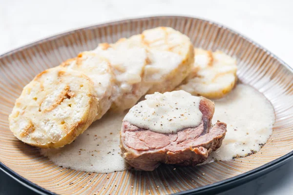 Fleisch Mit Cremiger Pfeffersoße Und Karlsbader Klößen — Stockfoto