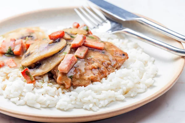 Filete Cerdo Con Salsa Champiñones Jamón Servido Con Arroz Blanco —  Fotos de Stock