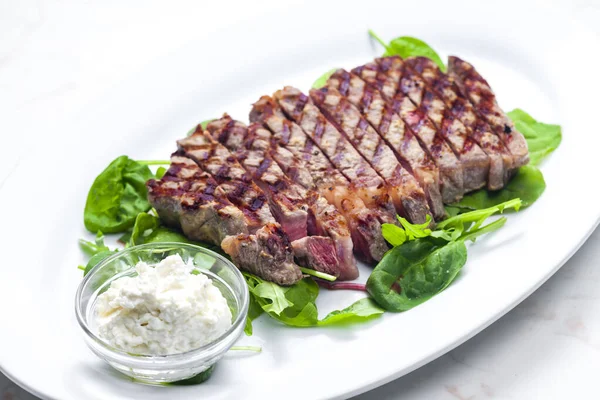 Hovězí Steak Česnekovou Omáčkou Špenátem Listy Rukoly — Stock fotografie