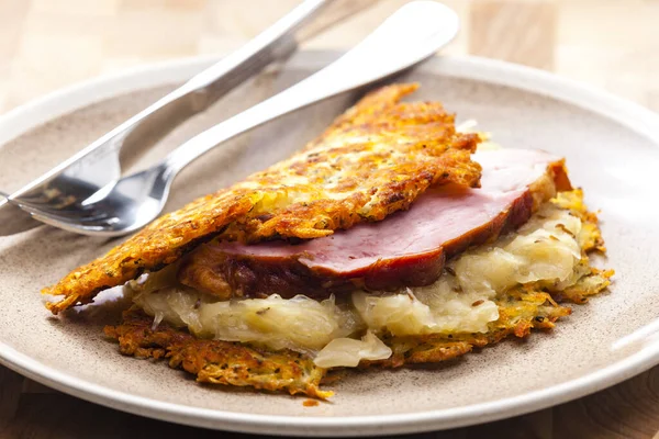 Aardappeltaarten Met Gerookt Vlees Zure Kool — Stockfoto