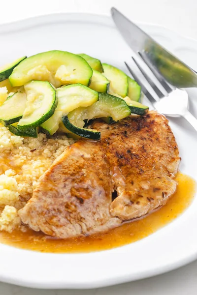 Schweinefleisch Mit Zucchini Salat Und Couscous — Stockfoto