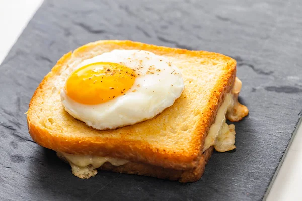 Torrada Com Queijo Servido Com Ovo Frito — Fotografia de Stock