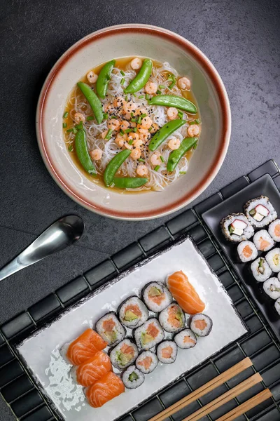 Různé Pokrmy Asijské Kuchyně Typickým Sushi — Stock fotografie