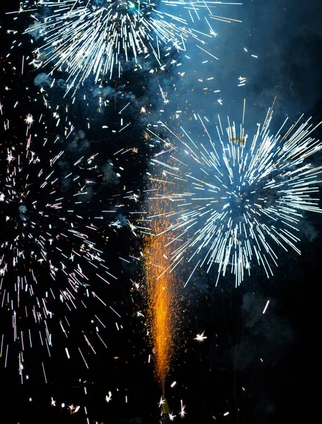 Yeni Yıl Kutlamaları Sırasında Akşam Gökyüzünde Havai Fişekler — Stok fotoğraf