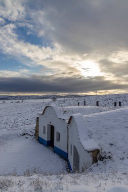 Tipik açık hava şarap mahzenleri Plze, Slovacko, Güney Moravya, Çek Cumhuriyeti
