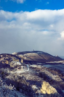 Sirotci hradek kalıntılarıyla Palava kış manzarası, Güney Moravya, Çek Cumhuriyeti