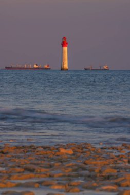 Ile de Re yakınlarındaki Phare de Chauvea gemileriyle La Rochelle, Pays de la Loire, Fransa
