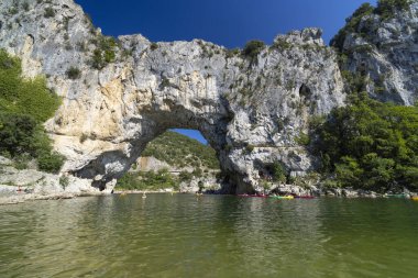 Pont d 'Arc, Ardeche nehri üzerindeki taş kemer, Auvergne-Rhone-Alpes, Fransa