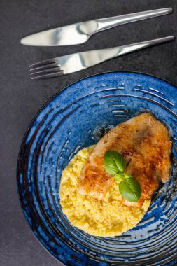 Kuskus balıklı baharatlı balık fileto.