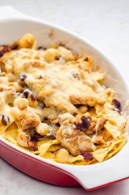 Tavuk eti, fasulye ve peynirli cips.