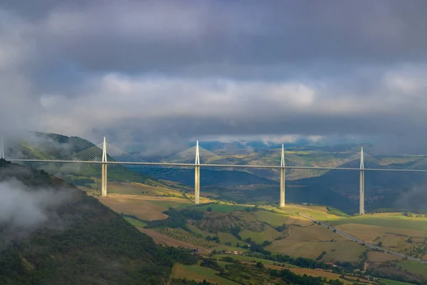 Kabel Wieloprzęsłowy Pozostał Wiaduktem Millau Przez Wąwozową Dolinę Rzeki Tarn — Zdjęcie stockowe