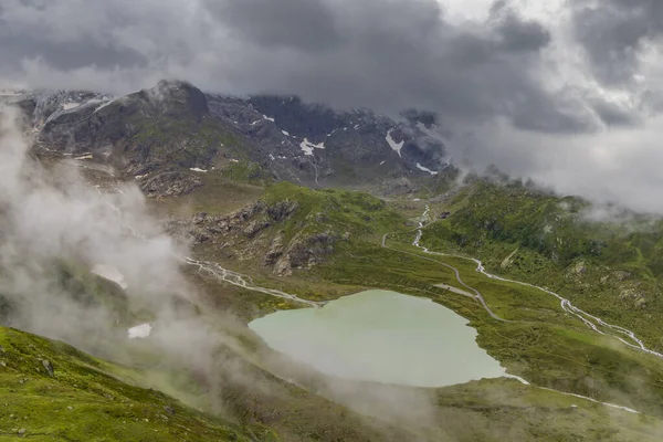 Typowy Alpejski Krajobraz Alp Szwajcarskich Steinsee Alpy Urnerskie Kanton Berno — Zdjęcie stockowe