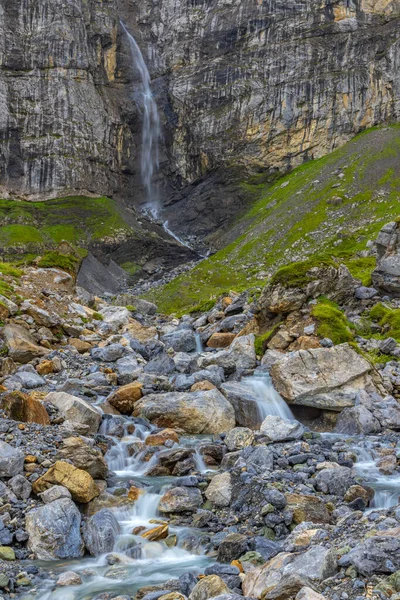 滝と典型的な高山の風景 スイスアルプス近くKlausenstrasse スピリンゲン ウリのカントン スイス — ストック写真