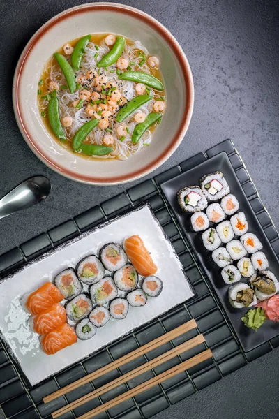 Různé Pokrmy Asijské Kuchyně Typickým Sushi — Stock fotografie