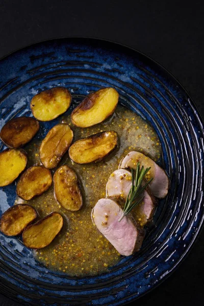 Varkenshaas Met Gebakken Aardappelen Franse Mosterdsaus — Stockfoto