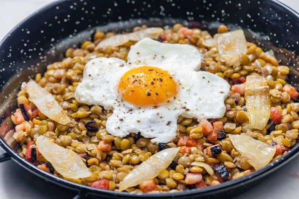 Lentils Smoked Meat Onion Served Fried Egg — Stock Photo, Image