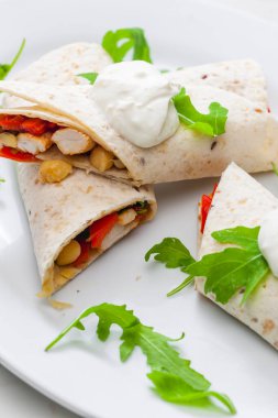 Tavuk eti, kırmızı biber ve fasulye dolu tortilla.