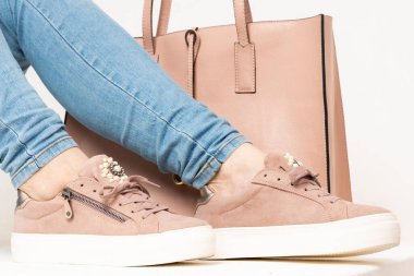 Bahar renklerinde modern kadın ayakkabıları