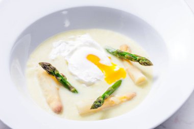 Yumurtalı beyaz ve yeşil kuşkonmaz çorbası.