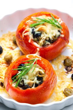 Yeşil ve siyah zeytin ve peynirle doldurulmuş domates pişiriyorum.