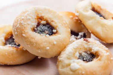 Yanmış çelenk ağacında geleneksel czech kekleri