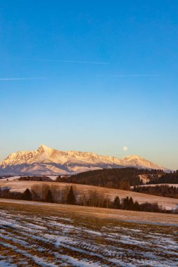 Slovakya 'daki High Tatras' ta gün batımında Krivan Dağı