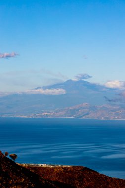 manzara sabah güneşiyle aydınlandı Reggio di Calabria yakınlarında Sicilya adası ve İtalya 'nın Etna Dağı ile