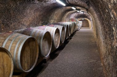 Varilleri olan şarap mahzenleri, geleneksel şarap adı Bikaver, eğer, Macaristan