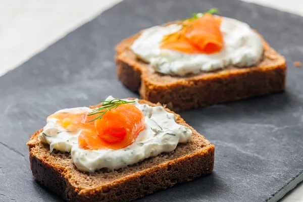 Volkorenbrood Met Dille Gerookte Zalm — Stockfoto