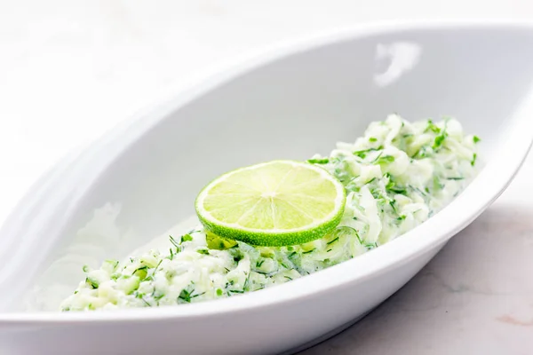 Tzaziki Sallad Med Lime Vit Skål — Stockfoto