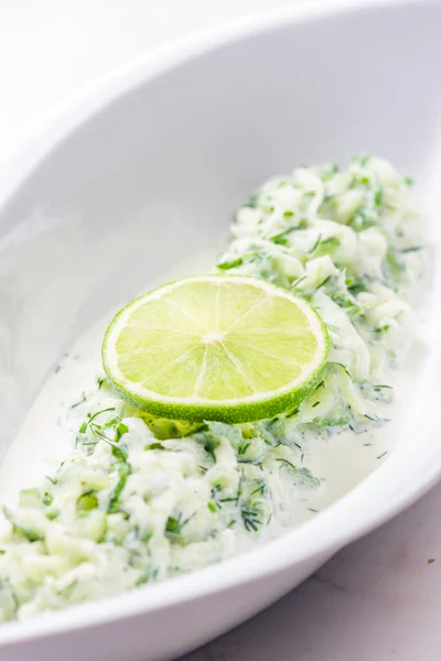 Salada Tzaziki Com Limão Tigela Branca — Fotografia de Stock