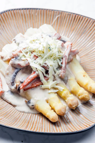 Aparago Bianco Con Salsa Funghi Prosciutto Servito Con Formaggio Blu — Foto Stock