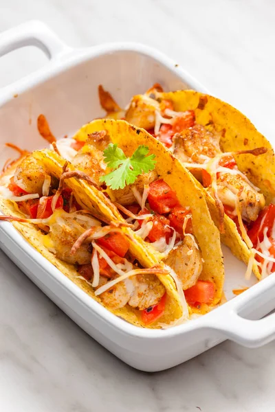 Tacos Gefüllt Mit Gegrilltem Hühnerfleisch Und Tomaten — Stockfoto