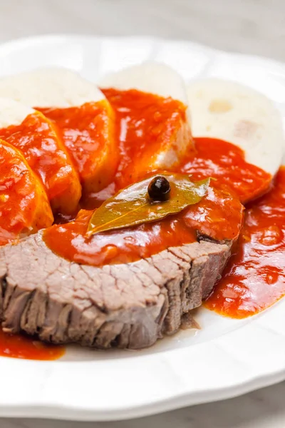 Rindfleisch Mit Tomatensauce Und Knödel — Stockfoto