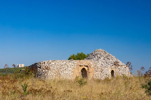 Trulli Typowe Domy Pobliżu Castel Del Monte Apulia Włochy — Zdjęcie stockowe