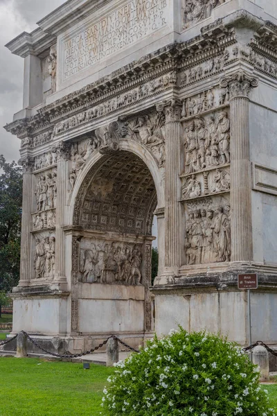 トラヤヌスのアーチ 古代ローマの凱旋門 ベネヴェント カンパニア イタリア — ストック写真