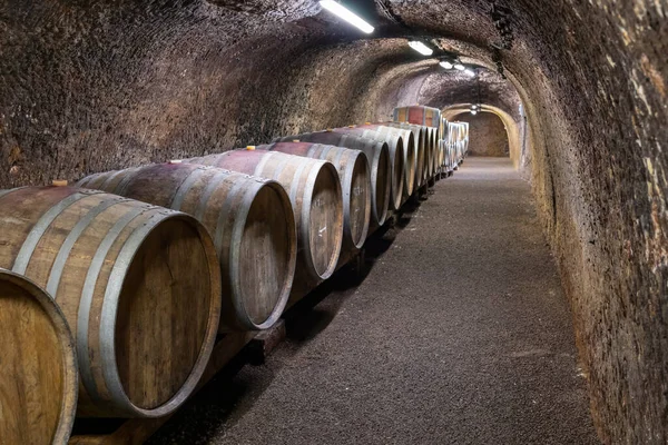 Varilleri olan şarap mahzenleri, geleneksel şarap adı Bikaver, eğer, Macaristan