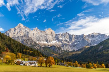 Avusturya 'da Dachstein Massif' in sonbahar manzarası