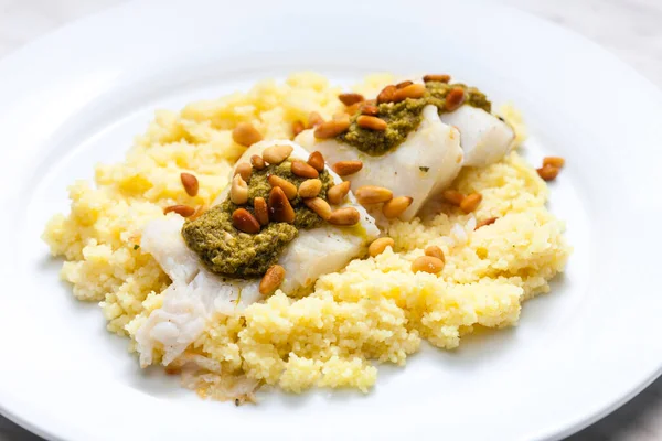 Kabeljauw Met Groene Pesto Pijnboompitten Met Couscous — Stockfoto