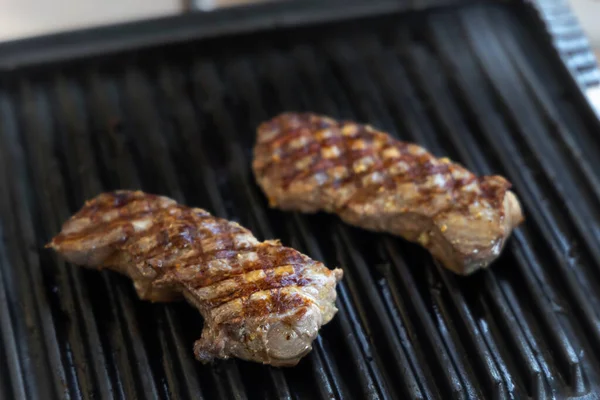 Elektrische Grill Met Rosbief Rechtenvrije Stockafbeeldingen