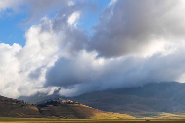 Ulusal Park Monte Sibillini 'deki Castelluccio köyü, Umbria bölgesi, İtalya