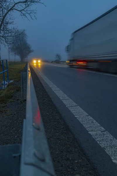 主干道黄昏时分开着车 — 图库照片