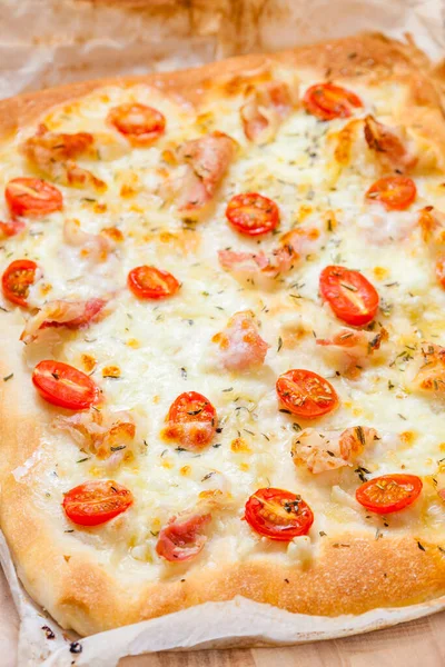 Zelfgemaakte Pizza Met Garnalen Tomaten — Stockfoto