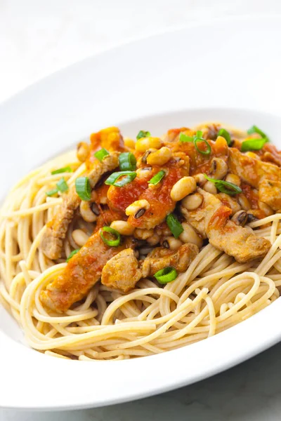 Spaghetti Med Fjäderfäkött Tomatsås Och Bönor — Stockfoto